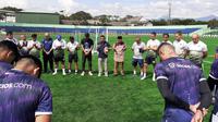 Pemain dan ofisial Persib Bandung melakukan doa bersama jelang latihan rutin di Stadion Siliwangi, Bandung, Selasa (22/11/2022).