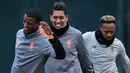 Pemain Liverpool, Georginio Wijnaldum, Roberto Firmino, Nathaniel Clyne melakukan pemanasan saat latihan di Melwood Training Ground, Liverpool, (5/3). Liverpool akan melawan Porto pada leg kedua babak 16 besar Liga Champions. (AFP Photo/Anthony Devlin)