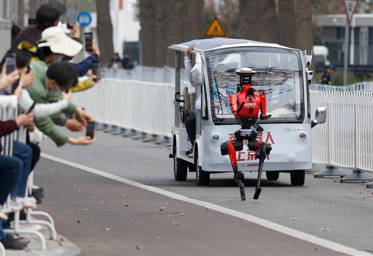 FOTO: Robot Humanoid Unjuk Kecepatan di Ajang Lari Marathon Beijing