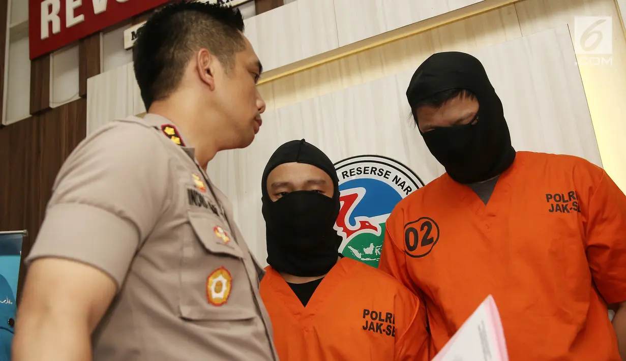 Kapolres Jakarta Selatan Indra Jafar menginterogasi tersangka kasus penyalahgunaan liquid vape mengandung ganja saat rilis di Mapolres Jakarta Selatan, Rabu (21/11). (Liputan6.com/Herman Zakharia)