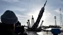 Sejumlah warga melihat pesawat ruang angkasa Soyuz MS-08 di Kosmodrome Baikonur, Kazakhstan, (19/3). Peluncuran nanti disiarkan langsung dari TV NASA Mulai pukul 12.45 ET. (AFP Photo/Vyacheslav Oseledko)