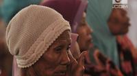 Warga saat menghadiri pendistribusian Kartu Lansia Jakarta (KLJ) di Jakarta Islamic Center, Koja, Rabu (24/4). Penerima KLJ mendapatkan Rp 600.000 per bulan sebagai bentuk pemberian bantuan sosial untuk pemenuhan kebutuhan dasar bagi lanjut usia. (merdeka.com/Iqbal S. Nugroho)
