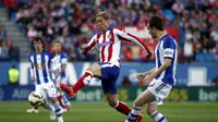 Fernando Torres berhadapan dengan Mikel Gonzalez di Stadion Vicente Calderon (8/4/2015).  ( REUTERS/Susana Vera) 