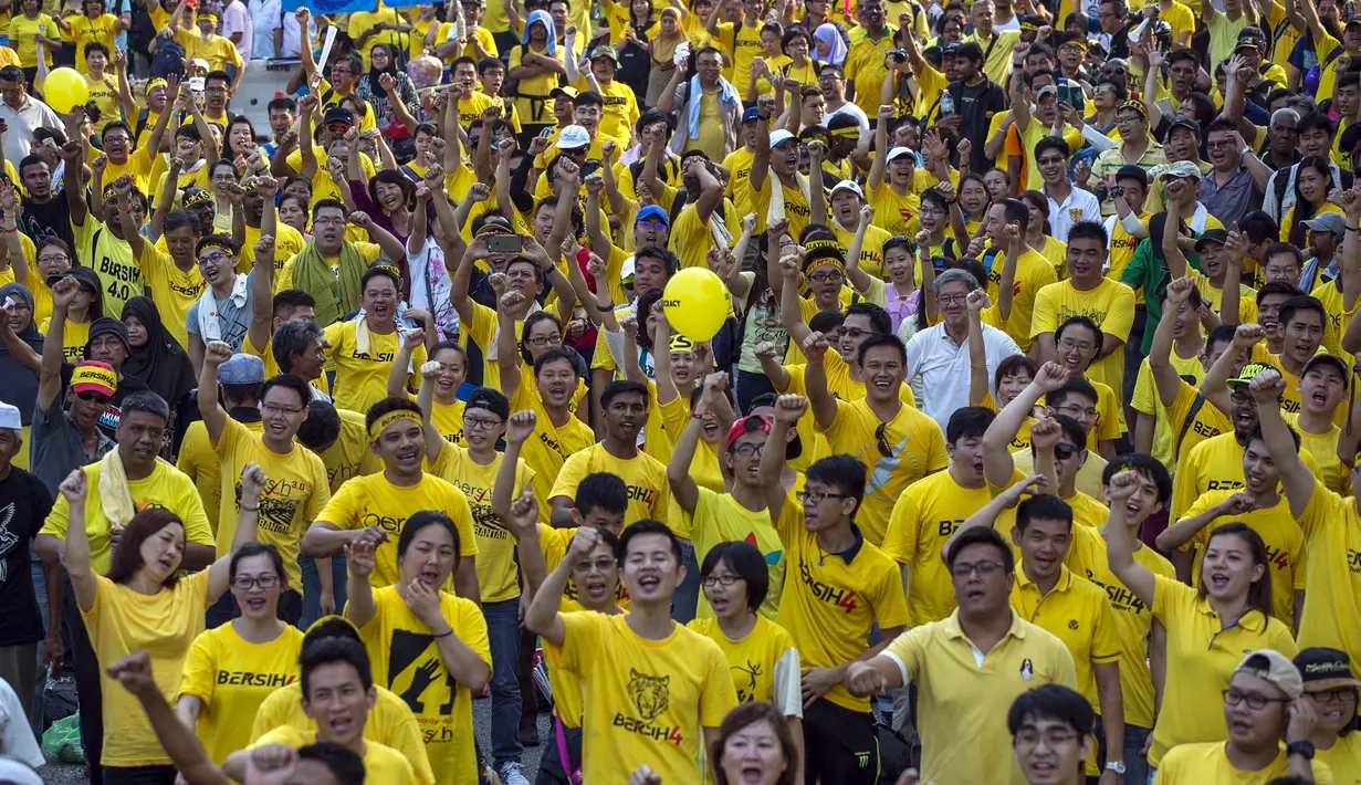 Pengunjuk rasa meneriakkan tuntutannya saat aksi gerakan Bersih 4.0 di ibukota Malaysia, Kuala Lumpur, Minggu (30/8/2015). Aksi tersebut menuntut pengunduran diri PM Malaysia Najib Razak terkait tuduhan korupsi. (REUTERS/Athit Perawongmetha)