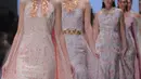 Para model berjalan di atas catwalk mengenakan busana rancangan Barli Asmara di ajang Jakarta Fashion Week 2018 di Senayan City, Jakarta, Senin (23/10). Barli Asmara merancang 48 busana dengan tema Jambi Kain Negeriku. (Liputan6.com/Faizal Fanani)