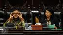 Ketua MPR Zulkifli Hasan (kiri) dan Ketua Dewan Pembina Kontras Suciwati saat kegiatan Sosialisasi Empat Pilar di Gedung Nusantara V DPR RI, Jakarta, Jumat (13/11). Acara ini dihadiri Kontras dan keluarga korban pelanggaran HAM. (Liputan6.com/Johan Tallo)