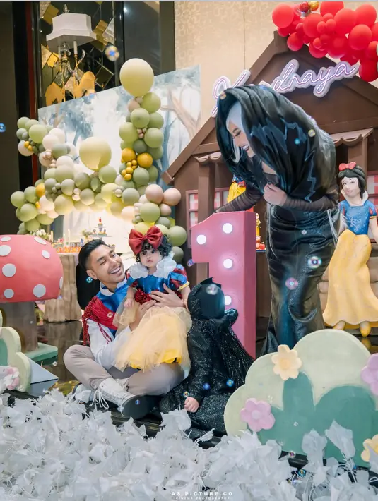 Tema Snow White pun diaplikasikan pada dekorasi hingga konstum yang dikenakan. Tentu, Xandraya yang sedang berulang tahun tampil menggemaskan mengenakan konstum Snow White yang indentik dengan warna biru dan kuning.  [@sitibadriahh]