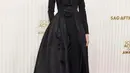 Cara Delevingne tampil elegan berbalut gaun hitam berdetail bunga di area bust dan waist rancangan Carolina Herrera. [@robsangardi].