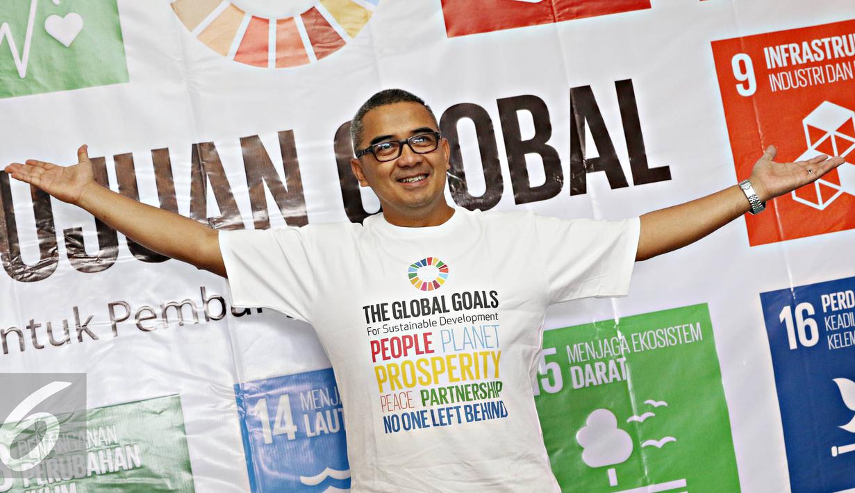 Presenter Muhammad Farhan berpose usai acara launching Duta Masyarakat untuk SDGs di Jakarta, Rabu (24/2). International NGO Forum on Indonesian Development (INFID) memerkenalkan lima Duta Masyarakat untuk SDGs. (Liputan6.com/Immanuel Antonius)