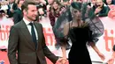 Lady Gaga dan Bradley Cooper tiba di karpet merah menghadiri pemutaran film "A Star is Born" selama Toronto International Film Festival 2018 di Toronto (9/9). Lady gaga tampil menggenakan gaun berwarna hitam. (AP Photo/Nathan Denette)