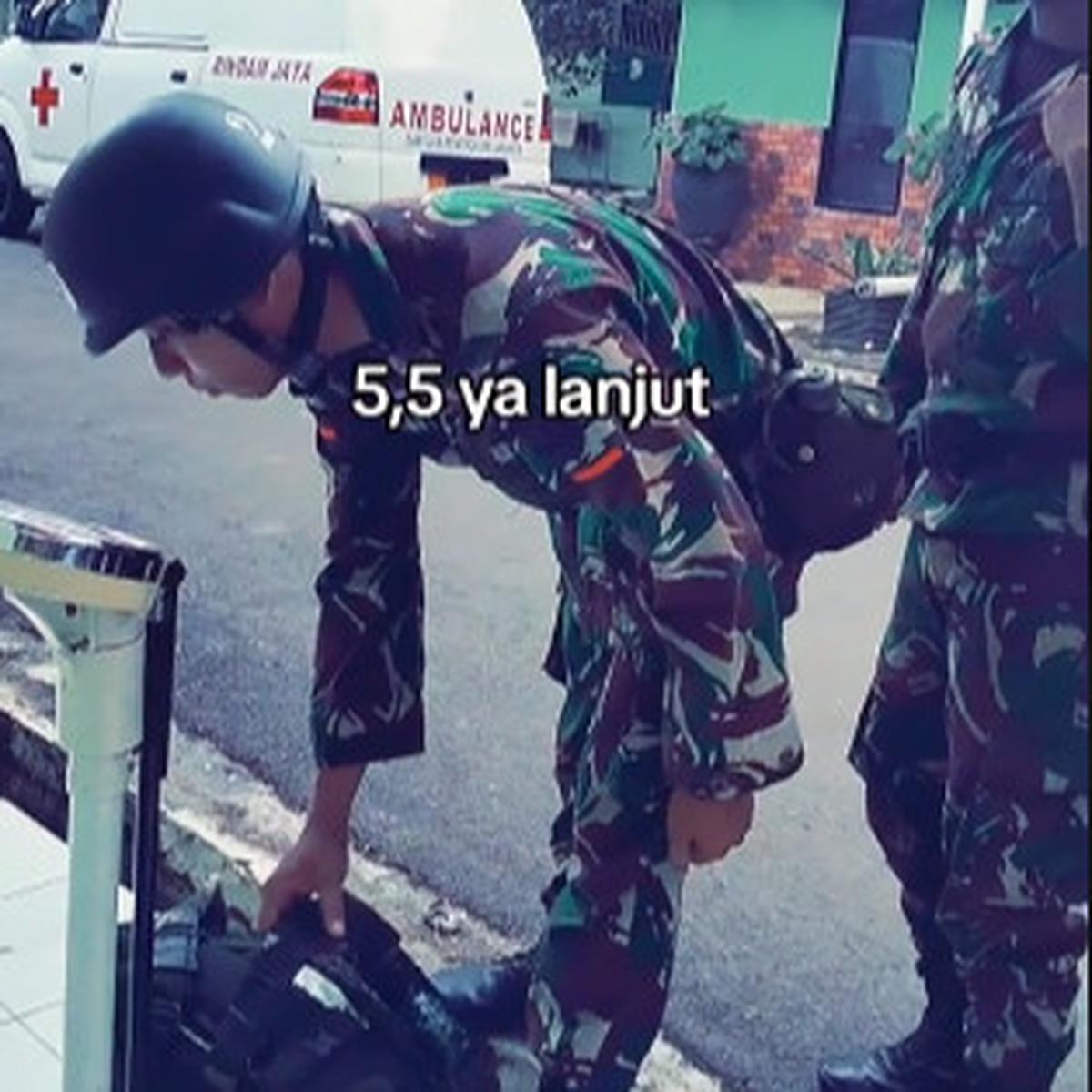 Prajurit TNI AD Sedang Timbang Isi Tas Ransel