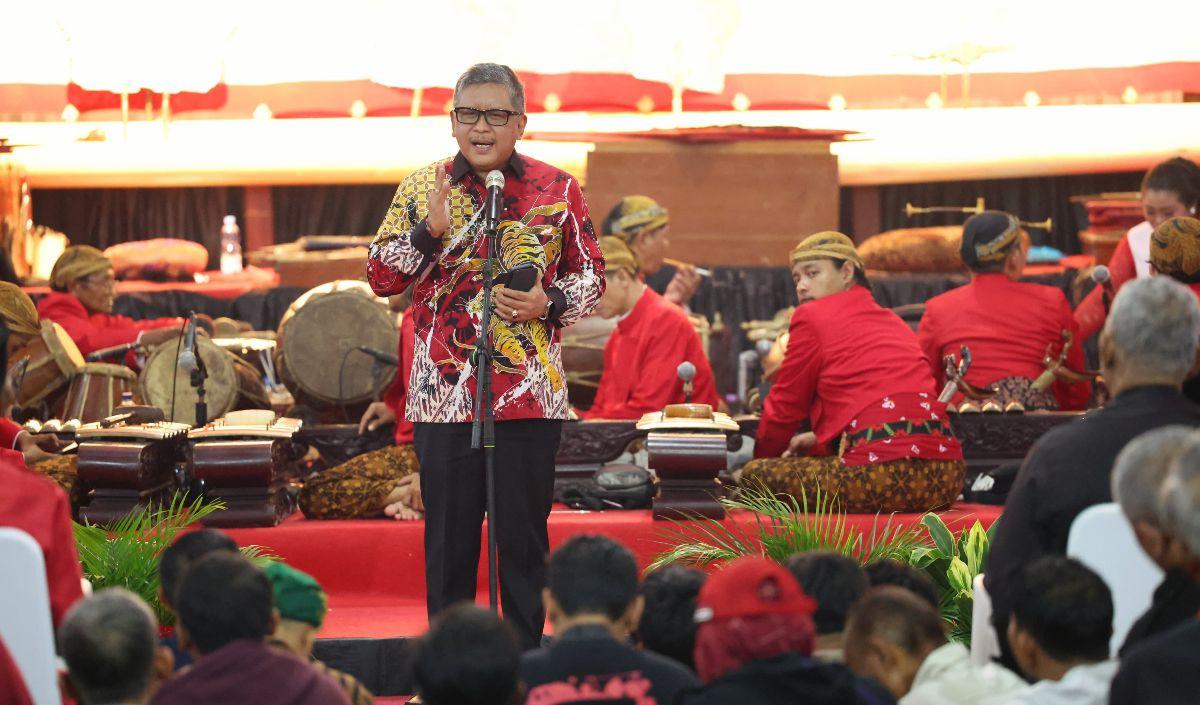 "Nah di sini lalu dibela oleh anak-anak dari Pandu Dewanata tersebut yaitu Ksatria Pandawa itu, sehingga cerita ini juga mengajarkan kepada kita bagaimana kita harus berhormat pada orang tua kita,” ujar Hasto.<br>