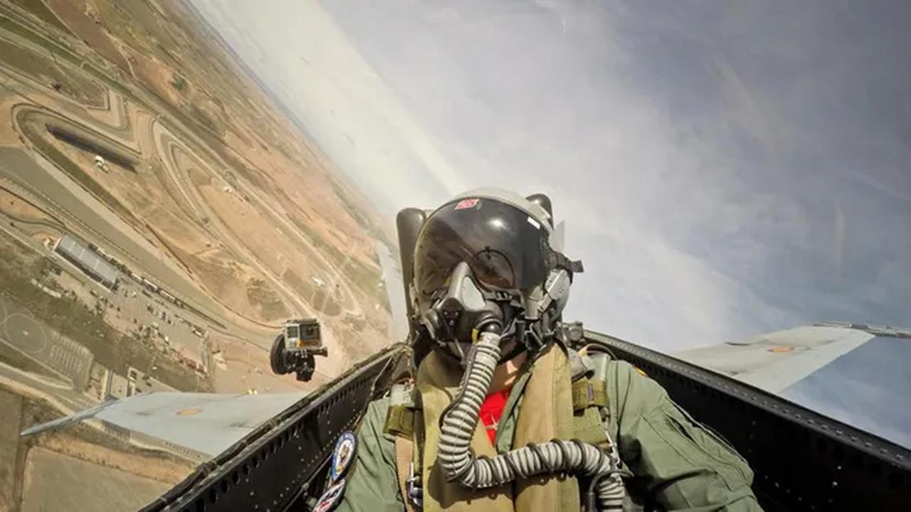 Maverick Vinales di dalam jet F-18. (c) MotoGP.com