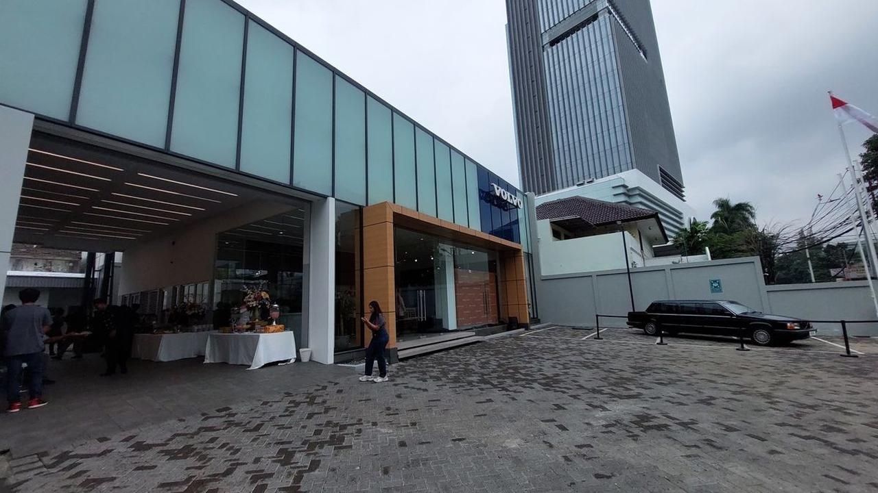 “Volvo Cars Soeroso Service Center selaras ambisi Volvo Cars untuk sustainability; perusahaan mobil listrik full pada 2030 dan&nbsp;bisnis netral iklim 2040. Kami pemimpin bisnis beretika dan tanggung jawab.”&nbsp;