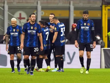 Pemain Inter Milan Stefano Sensi (tak terlihat) melakukan selebrasi bersama rekan setimnya usai mencetak gol ke gawang Empoli pada pertandingan sepak bola Coppa Italia di Stadion San Siro, Milan, Italia, 19 Januari 2022. Inter Milan menang 3-2. (AP Photo/Antonio Calanni)