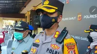 Kapolres Garut AKBP Wirdhanto Hadicaksono dan Bupati Garut Rudy Gunawan memberikan keterangan di depan wartawan. (Liputan6.com/Jayadi Supriadin)