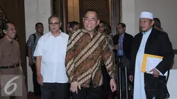 Menteri Pertahanan Ryamizard Ryacudu (tengah) saat tiba untuk bersilaturahmi dengan persatuan purnawirawan TNI-AD serta Ormas di Jakarta, Jumat (13/5/2016). Acara dihadiri sejumlahtokoh dan membahas bahaya laten PKI. (Liputan6.com/Helmi Fithriansyah)