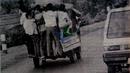 Angkot trayek Tangerang-Serang yang penuh hingga ada yang berdiri di tahun 1988. Para penumpang rela bergelantungan demi bisa sampai tujuan lebih cepat. (Source: Facebook/Perpustakaan Nasional)