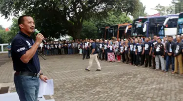 Dirut PT Perusahaan Gas Negara (Persero) Tbk (PGN) Jobi Triananda Hasjim memberikan sambutan kepada pemudik di Lapangan Marinir  Cilandak KKO Jakarta, Kamis (22/6). Sebanyak 2.245 peserta mudik diberangkatan. (Liputan6.com/Pool)
