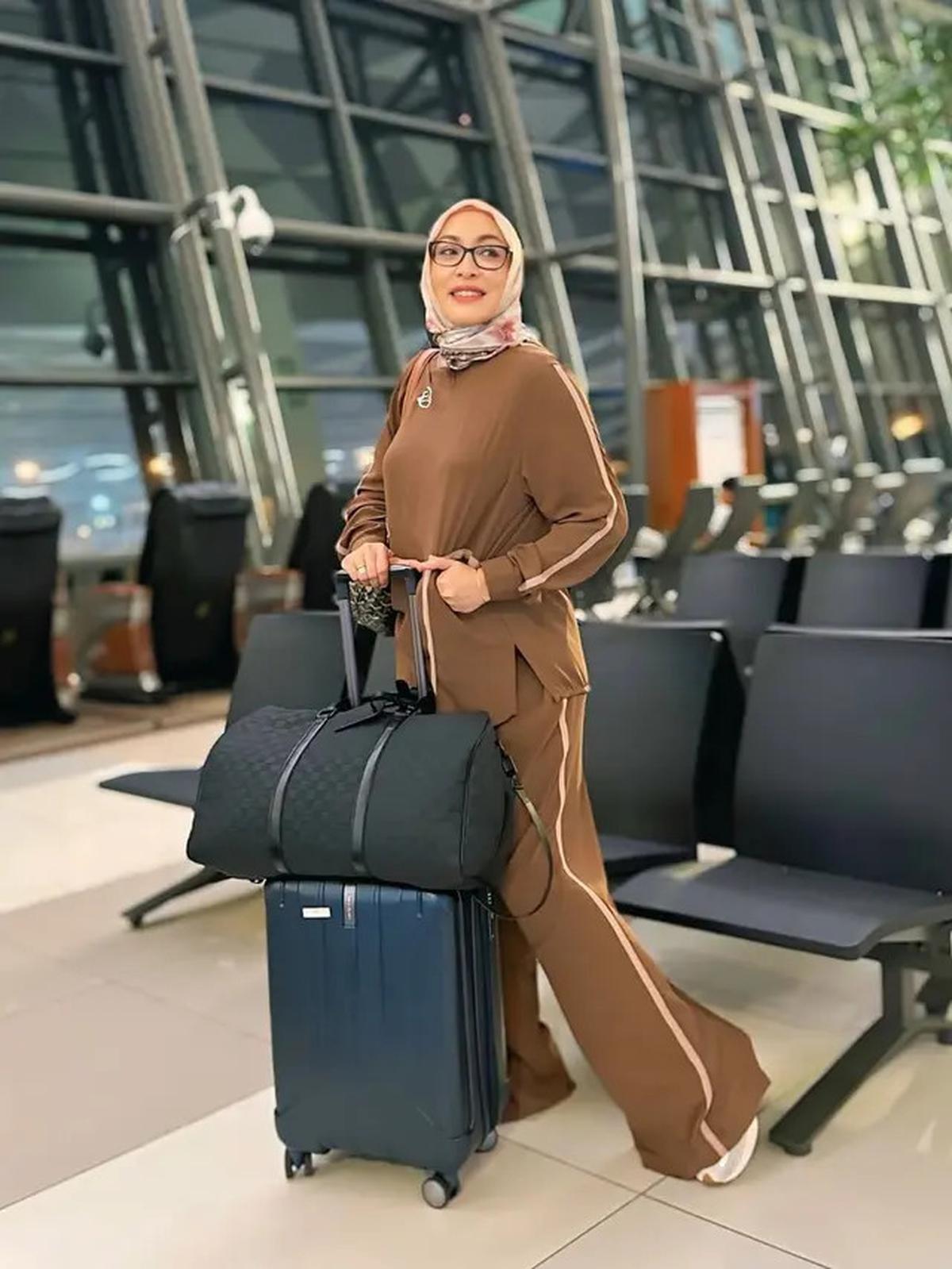 5 Gaya Angelina Sondakh saat di Bandara, Feminin dan Profesional