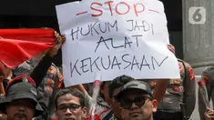 Sejumlah orang yang tergabung dalam forum guru besar, akademisi, organisasi masyarakat sipil, dan aktivis ‘98 melakukan unjuk rasa di depan gedung Mahkamah Konstitusi, Jakarta, Kamis (22/8/2024). (Liputan6.com/Herman Zakharia)