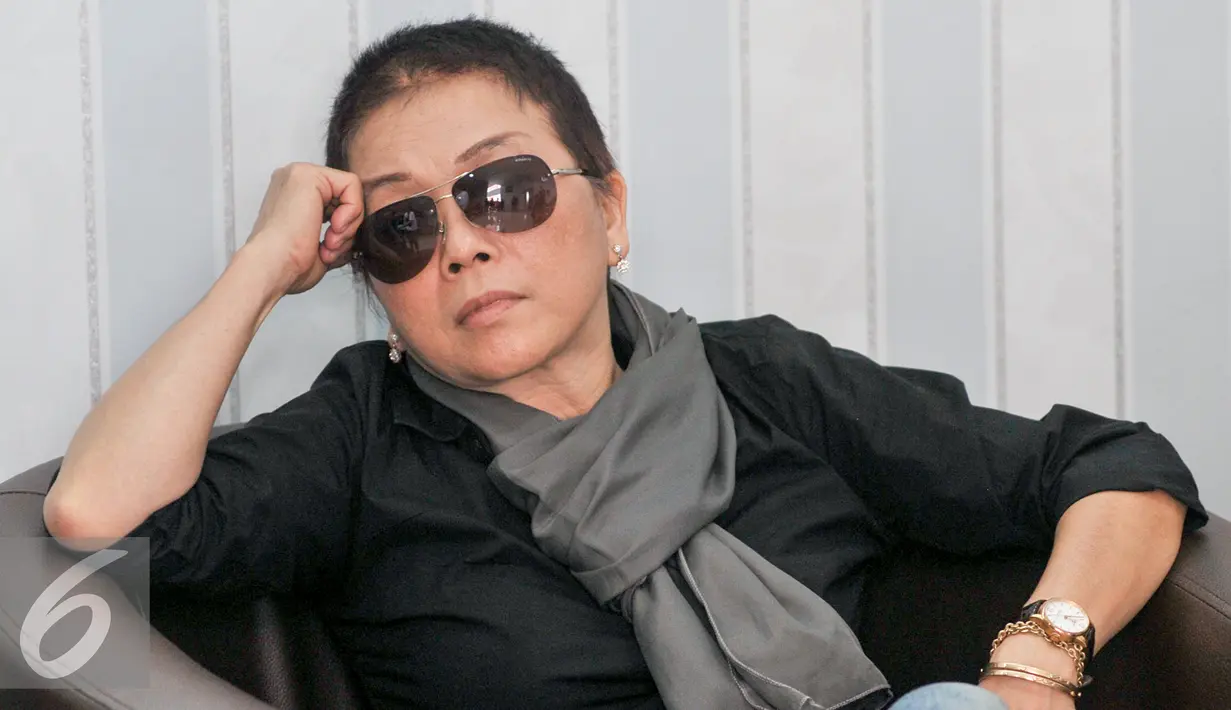 Ekspresi salah seorang dari keluarga korban KM Zahro saat menunggu hasil tes postmortem dan antemortem di RS Polri, Jakarta, Selasa (3/1). (Liputan6.com/Yoppy Renato)