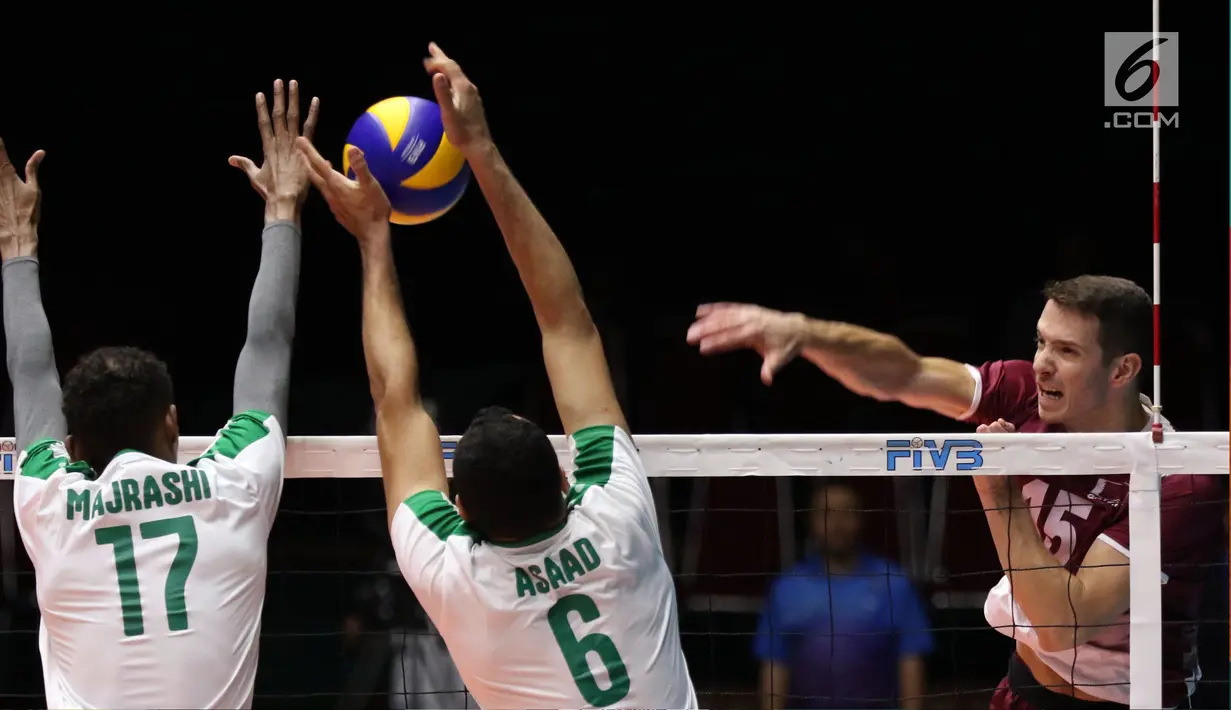 Pemain Timnas voli putra Qatar, Llija Ivovic melakukan smes ke daerah permainan Arab Saudi pada Kejuaraan Voli Asia 2017 ke-16 di GOR Tri Dharma, Gresik, Selasa (25/7). Qatar unggul tiga set langsung 25-23, 25-21, 25-21. (Liputan6.com/Helmi Fithriansyah)