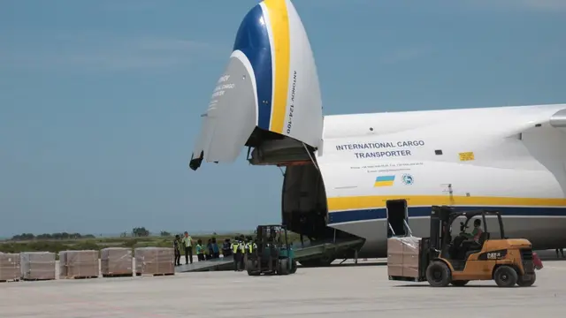 Pesawat kargo charter Antonov Internasional AN124-100 berhasil mendarat dan lepas landas di Bandara Internasional Yogyakarta (YIA) di Kulon Progo pada Rabu 10 Maret 2021.