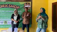 Relawan M16 Sahabat SandiUno For Ganjar menggelar pelatihan Pembuatan Sabun Cuci Piring di Kelurahan Pondok Rangon, Kecamatan Cipayung, Jakarta Timur, Jumat (5/1/2024) (Istimewa)