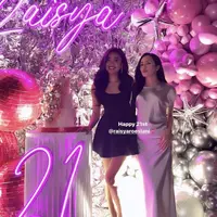 Berfoto bersama temannya yang sedang ulang tahun, Beby memadukan dress silver dengan flat shoes warna putih yang memiliki aksen pita di bagian depan. [@bebytsabina]