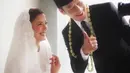 Tanpa dekorasi atau pakaian yang rumit, Qibil dan mempelai wanita tetap terlihat tampan dan cantik. [Foto: IG/qurrotuayun/qibil].
