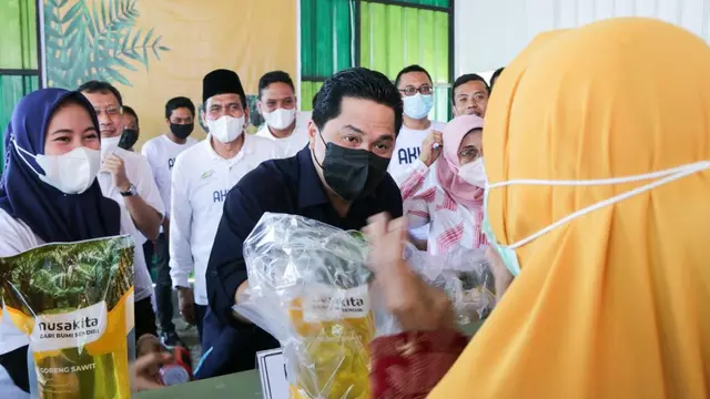 Menteri BUMN Erick Thohir menghadiri operasi pasar minyak goreng oleh PTPN di Sidoarjo