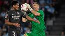 Keunggulan Real Madrid bertahan hingga babak pertama usai. (MIGUEL RIOPA/AFP)