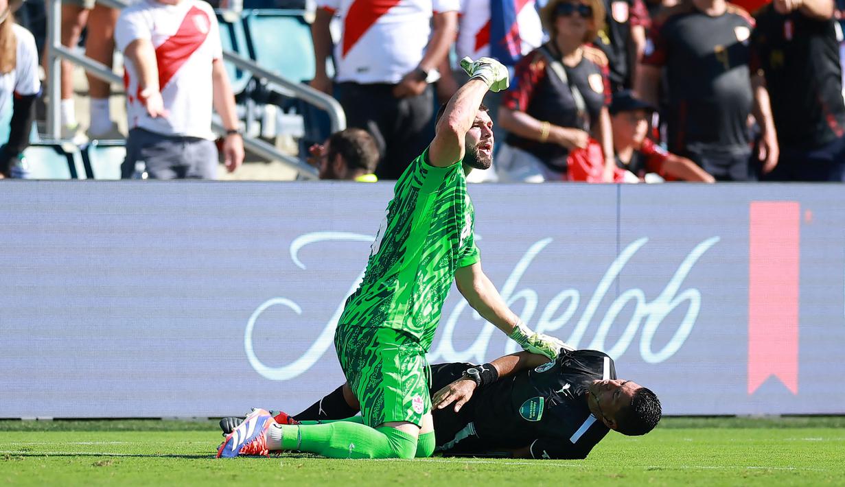 Kiper Kanada, Maxime Crepeau meminta pertolongan saat asisten wasit Humberto Panjoj mengalami pingsan saat laga Grup A Copa America 2024 antara Peru melawan Kanada di Children's Mercy Park, Kansas City, Kansas, Selasa (25/06/2024) waktu setempat. (AFP/Getty Images/Hector Vivas)