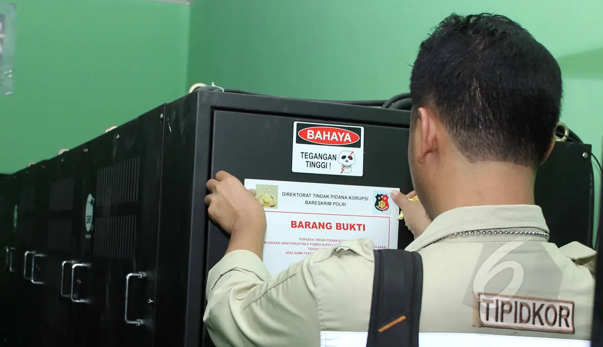 Petugas Tipidkor memasang segel penyitaan di sejumlah sekolah di kawasan Kebon Jeruk, Jakarta, Kamis (21/5). Petugas melakukan penyitaan barang bukti UPS anggaran 2014 atas nama tersangka Alex Usman. (Liputan6.com/Helmi Afandi)