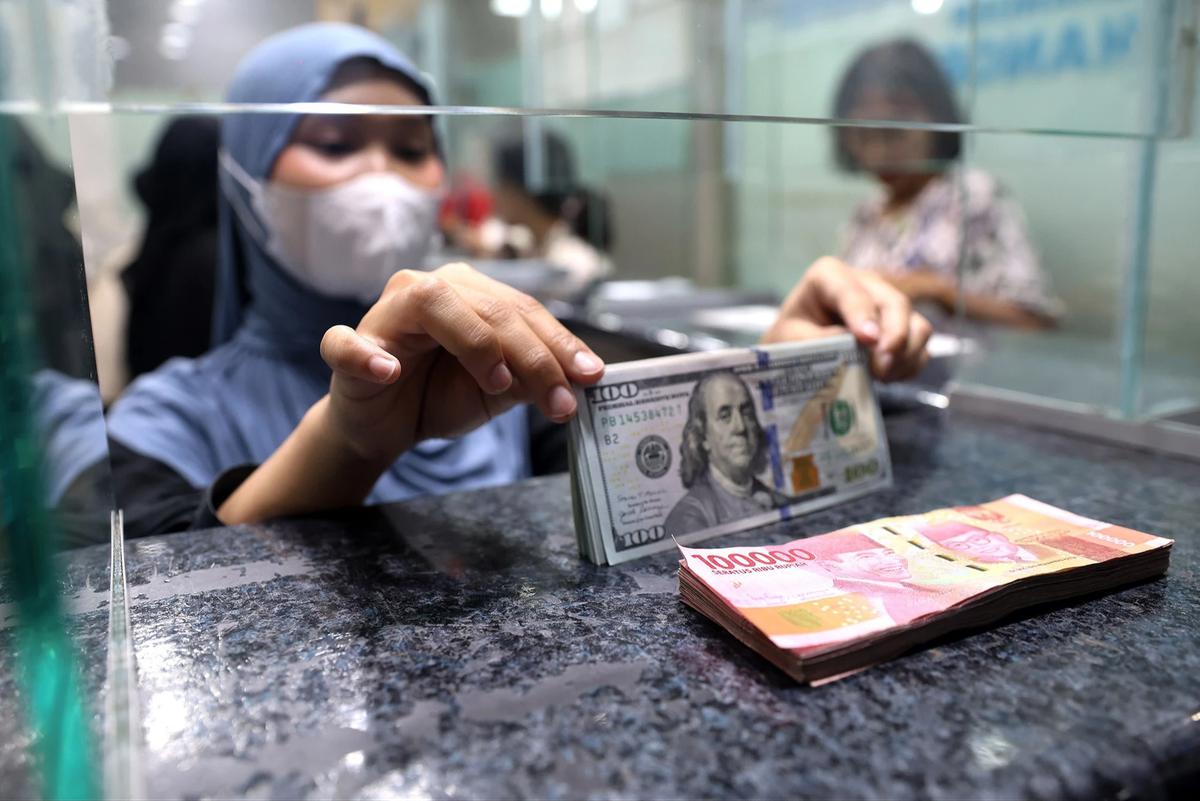 FOTO: BI Akan Memperketat Pembelian Dolar AS di Tengah Tekanan Rupiah