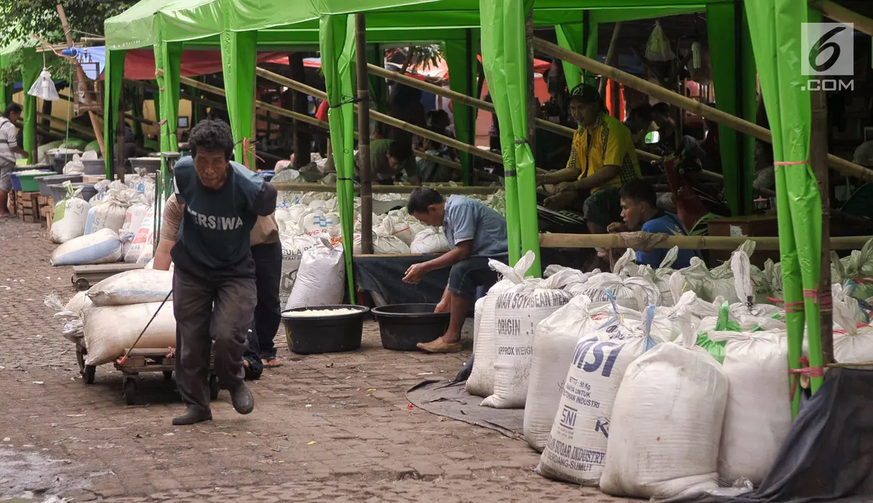 Sejumlah pedagang kolang-kaling di Pasar Induk, Kramat Jati, Jakarta Timur, Jumat (2/6). Selama bulan Ramadan, kolang-kaling dijual dengan kisaran harga 13-15ribu per kilo. (Liputan6.com/Yoppy Renato)