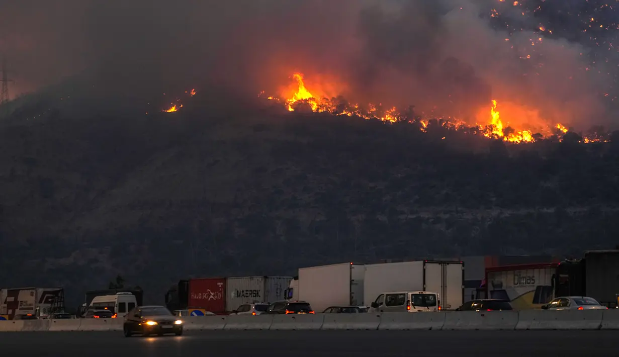 Kebakaran hutan terjadi di beberapa wilayah sekitar Athena. Api membakar semak belukar seperti di Loutraki, Kalamaki, Attica, Kalyvia, dan Saronida. (AP Photo/Petros Giannakouris)