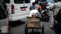 Seorang ibu membawa kedua anaknya mencari barang bekas dengan gerobak melintasi kawasan Wahid Hasyim, Jakarta, Kamis (6/10). Jumlah penduduk miskin di DKI Jakarta meningkat menjadi 384.300 orang atau 3,75% dari total penduduk. (Liputan6.com/Faizal Fanani)