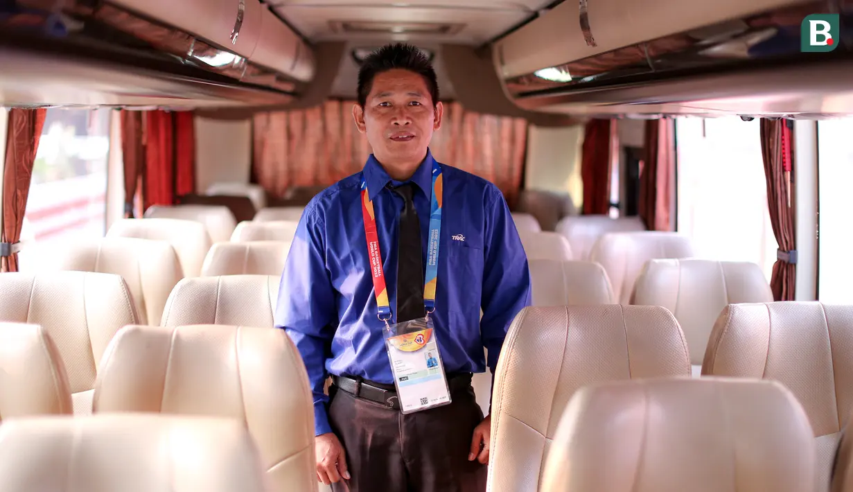 Slamet Riyadi bertugas sebagai salah satu sopir bus untuk awak media selama Piala Dunia FIBA 2023. Tugasnya mengantar dan menjemput para jurnalis asing yang menginap di Hotel Century menuju Indonesia Arena. Slamet sendiri sehari-hari adalah seorang pengemudi bus. (Bola.com/Bagaskara Lazuardi)