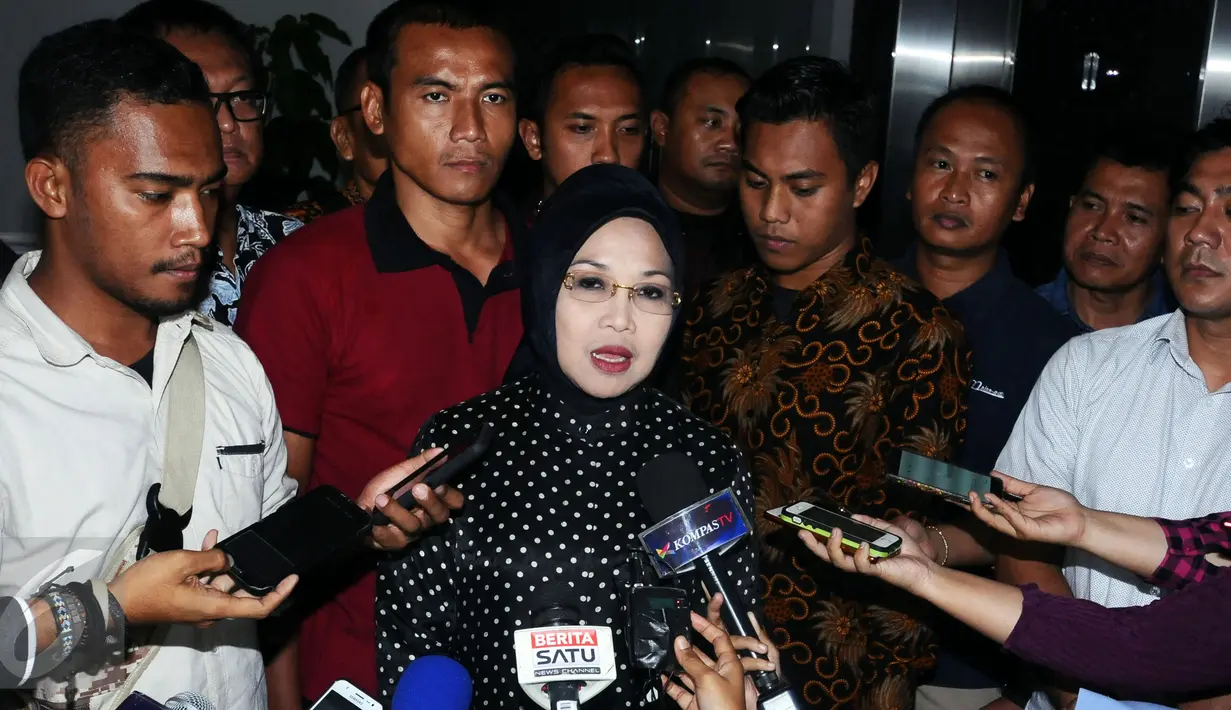 Sylviana Murni memberi keterangan usai menjalani pemeriksaan Dir Tipikor Bareskrim Polri, Jakarta, Rabu (2/1). Ia diperiksa sebagai saksi dugaan korupsi dana hibah Kwarda Pramuka DKI Jakarta TA 2014-2015. (Liputan6.com/Helmi Fithriansyah)