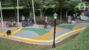 Aktivitas pekerja saat menyelesaikan pembangunan Taman Link In Park, Cempaka Putih, Jakarta Pusat, Kamis (12/1/2023). Pemprov DKI melalui Dinas Pertamanan dan Hutan Kota (Distamhut) DKI Jakarta akan segera meresmikan taman baru viral Link In Park dengan inspirasi nama band rock asal Amerika Serikat dengan sejumlah fasilitas di taman tersebut antara lain, area skateboard, fitness outdoor, area bermain anak, toilet, hingga rumah hobbit yang akan diresmikan pada Februari mendatang. (merdeka.com/Iqbal S Nugroho)