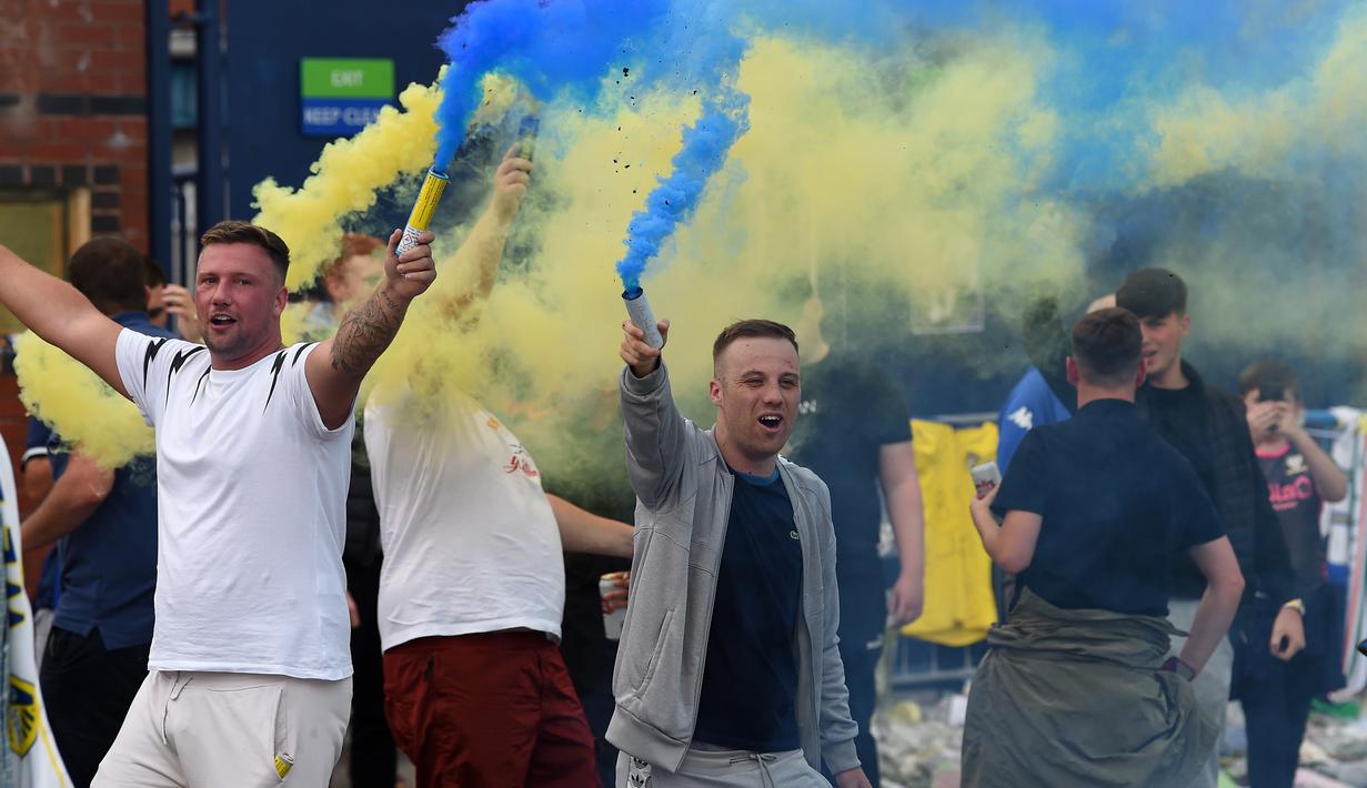 2. Pria asal Argentina itu berhasil mengakhiri penantian panjang fans yang ingin melihat kembali tim kesayangan nya beraksi di Premier League. (AFP/Paul Ellis)