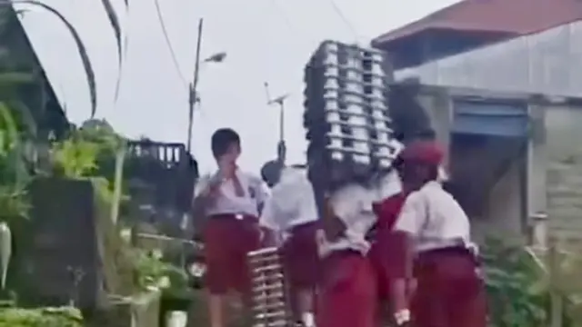 Viral Siswa SD di Nias Selatan Angkut Omprengan MBG Lewati Jalan Curam