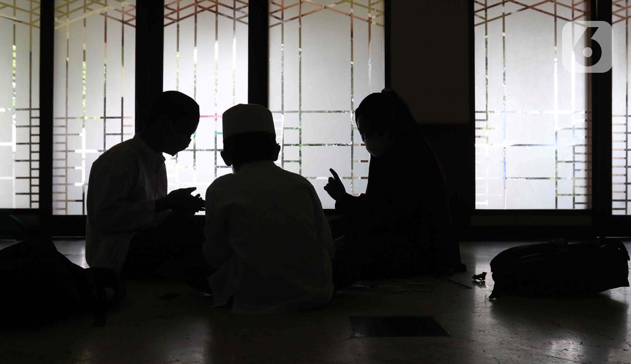 Siluet peserta membuat kerajinan tangan saat mengikuti kegiatan Pesantren Kilat Ramadhan di Masjid Agung Sunda Kelapa, Menteng, Jakarta, Minggu (10/4/2022). Sebanyak 200 peserta yang terdiri dari kaum dhuafa dan yatim piatu mengikuti kegiatan Pesantren Kilat Ramadhan. (Liputan6.com/Herman Zakharia)