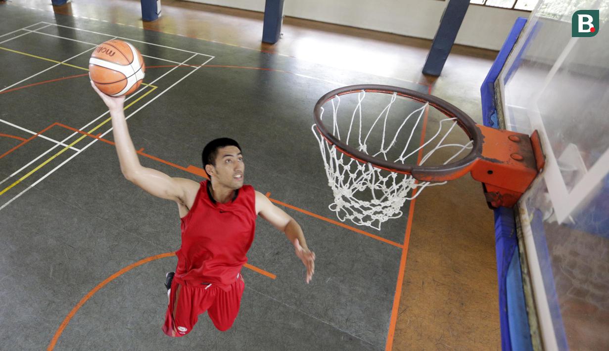 Pebasket Indonesia, Cristiano Ronaldo Sitepu, beraksi saat sesi pemotretan di Jakarta, Sabtu (23/6/2018). Ronaldo merupakan pemain andalan di klub Satria Muda dan timnas basket Indonesia. (Bola.com/M Iqbal Ichsan)