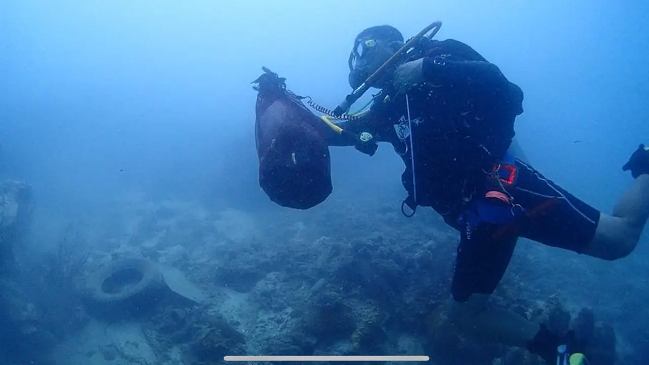 Aksi Menyelam Bersih Laut World Cleanup Day