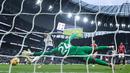 Pemain Tottenham Hotspur, James Maddison, mencetak gol ke gawang Manchester United pada laga pekan ke-25 Liga Inggris di Stadion Tottenham Hotspur, Minggu (16/2/2025). (AFP/Glyn Kirk)