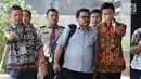 Dirut PDAM Bandarmasih, Muslih (tengah) saat tiba untuk menjalani pemeriksaan lanjutan di Gedung KPK, Jakarta, Jumat (15/9). KPK menduga ada penyuapan terkait proses pembahasan perda setempat. (Liputan6.com/Helmi Fithriansyah)