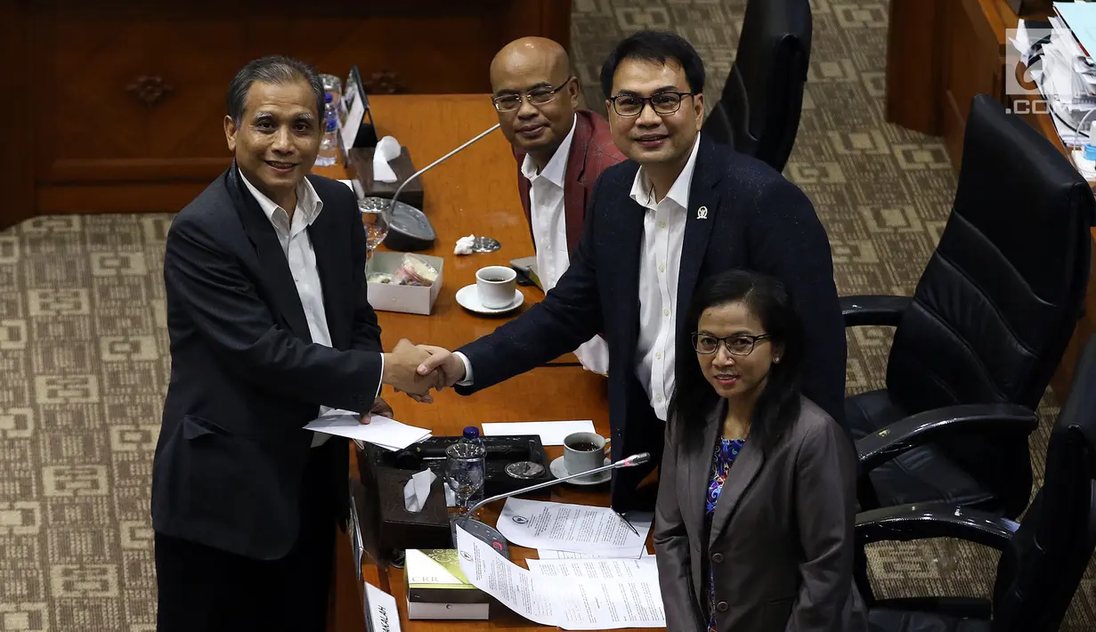 Calon Pimpinan KPK Roby Arya Brata berjabat tangan dengan Ketua Komisi III DPR Aziz Syamsuddin (kanan) usai menerima amplop berisi tema makalah yang harus dibuat, saat uji kelayakan dan kepatutan capim KPK di Kompleks Parlemen, Senayan, Jakarta, Senin (9/9/2019). (Liputan6.com/Johan Tallo)